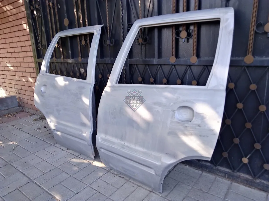 Стеклопластиковые задние двери Chevrolet Niva