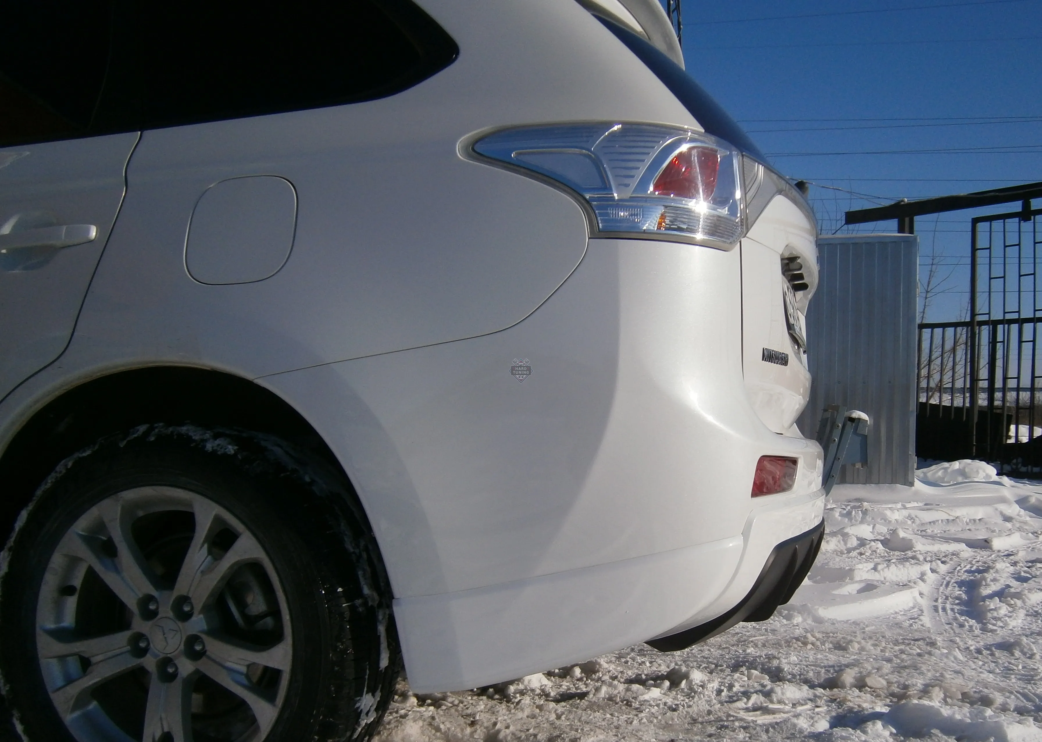 Накладка на задний бампер-диффузор с клыками Mitsubishi Outlander 3 (2012-2014)
