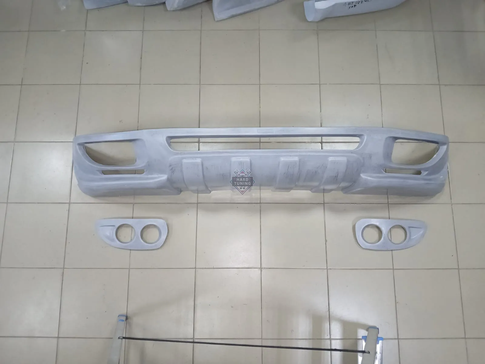 Накладка на передний бампер JE Design Volkswagen Touareg 1 (2006-2010) рестайлинг
