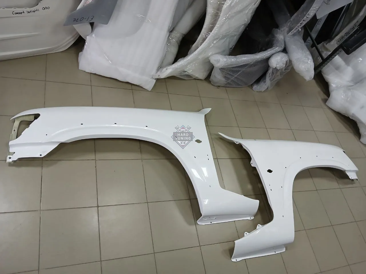 Передние крылья Nissan Patrol Y61 (1997-2004) штатные пластиковые комплект
