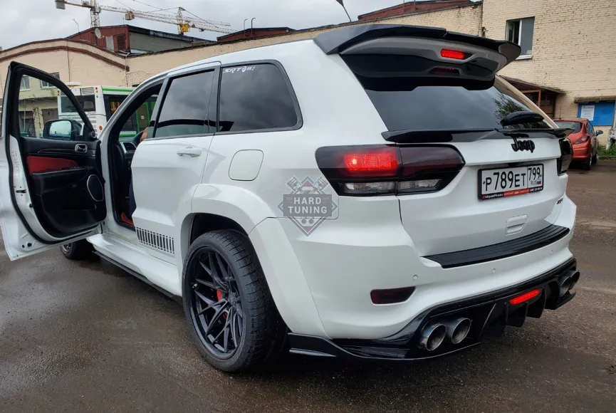 Диффузор заднего бампера New HT Jeep Grand Cherokee WK2 со стоп сигналом