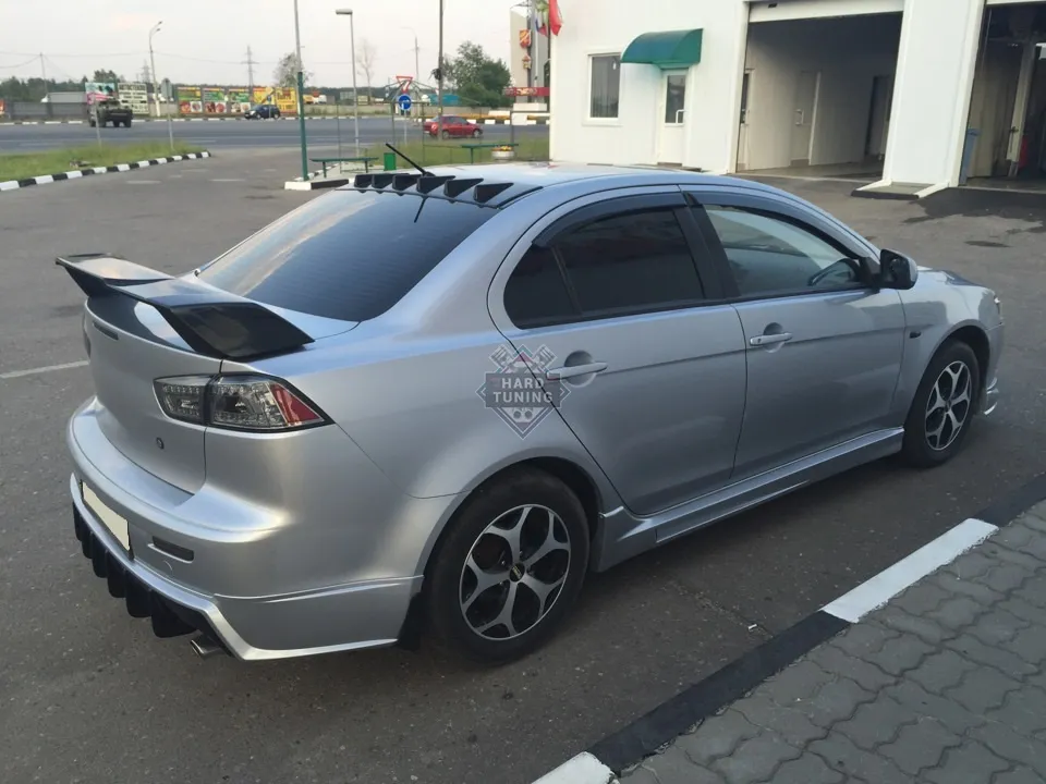 Накладка на задний бампер SHARK под одиночный выхлоп Mitsubishi Lancer 10 (2007-2016)