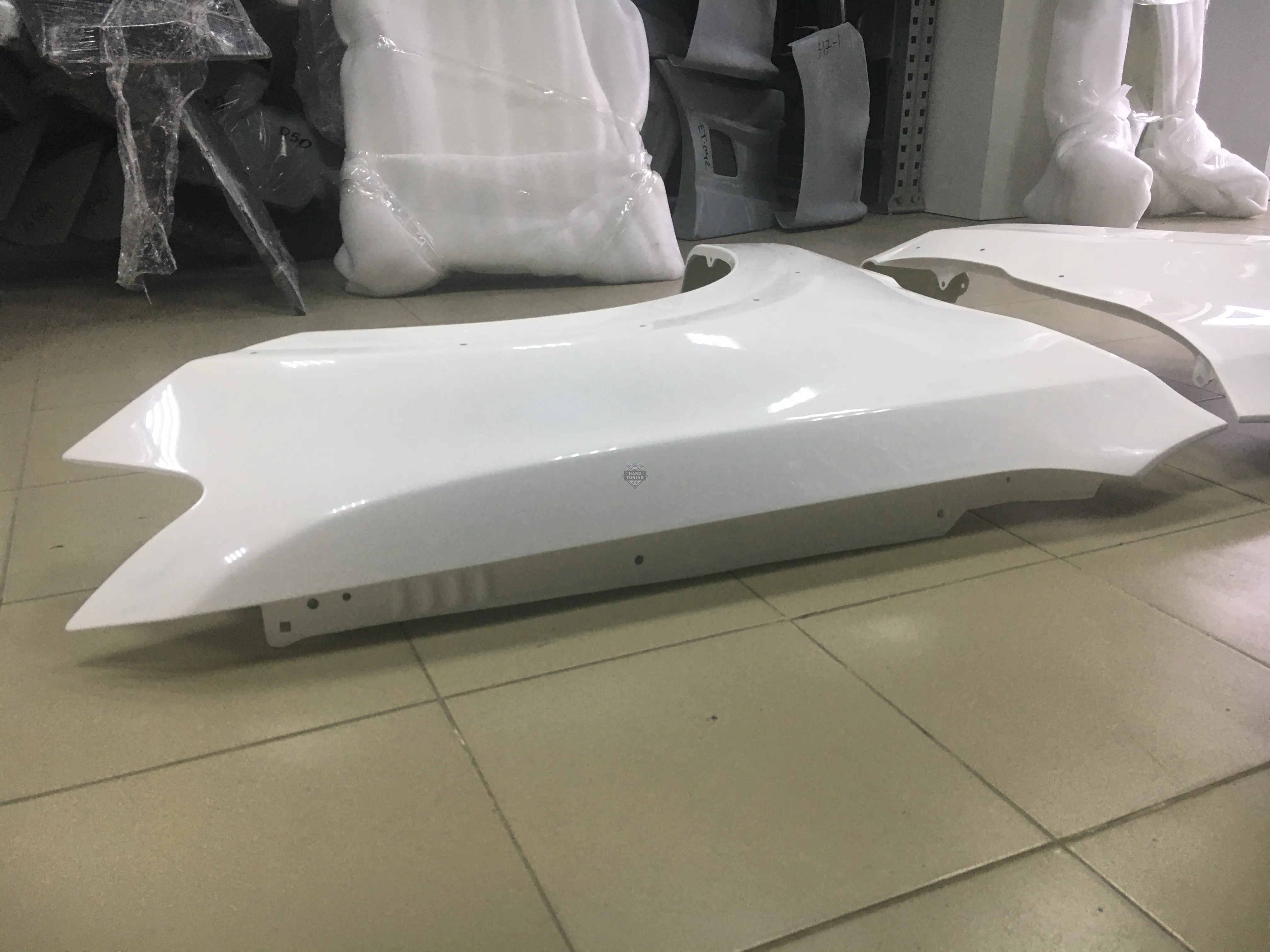 Передние крылья Mitsubishi Pajero 4 2006-2021 штатные пластиковые комплект