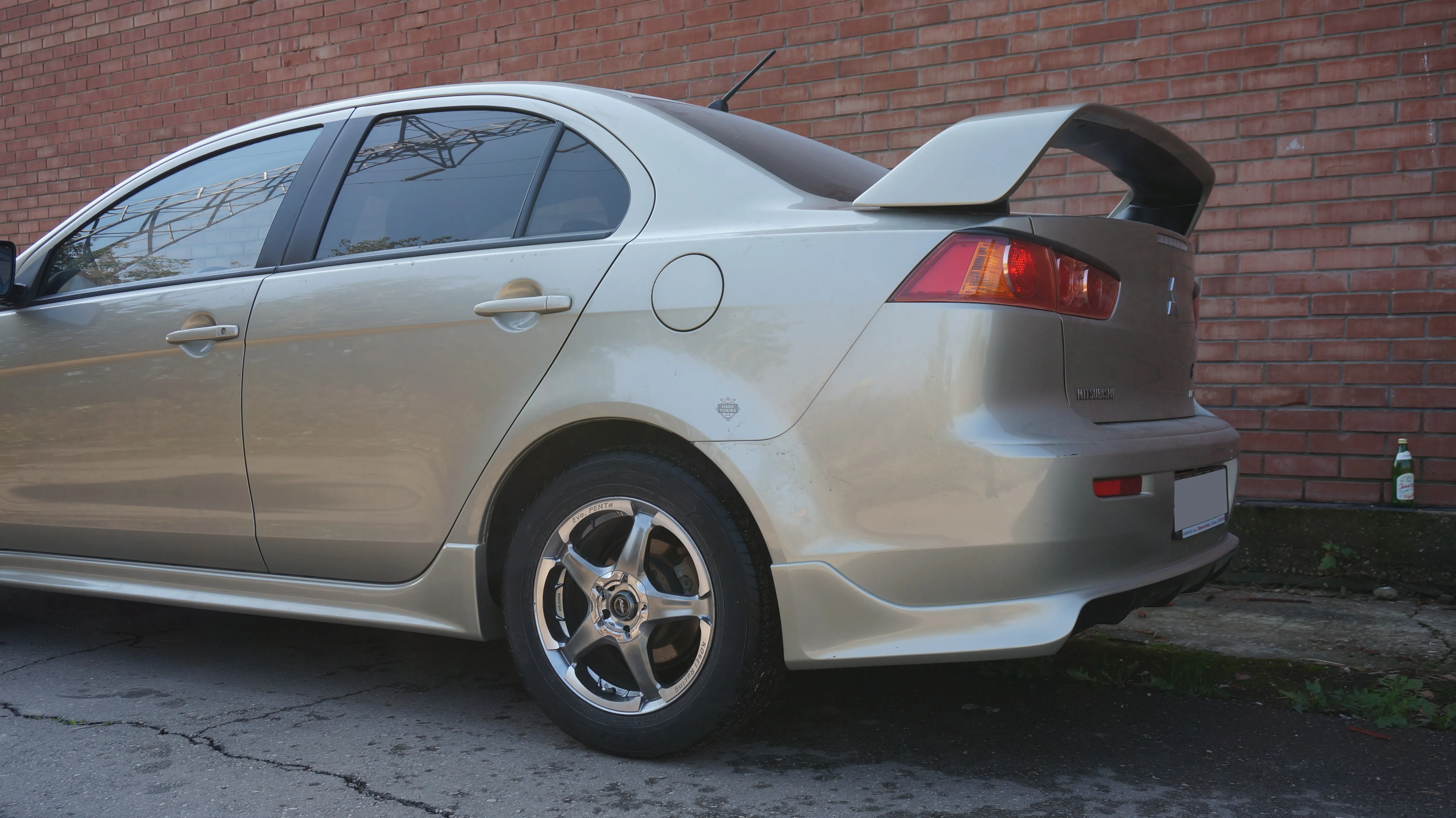 Накладка на задний бампер ZODIAK под одиночный выхлоп Mitsubishi Lancer 10 (2007-2016) стеклопластик