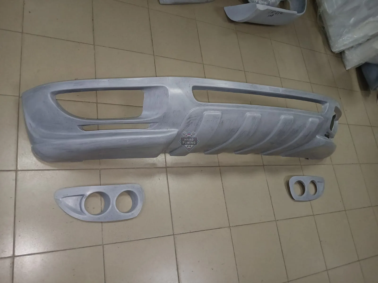 Накладка на передний бампер JE Design Volkswagen Touareg 1 (2006-2010) рестайлинг