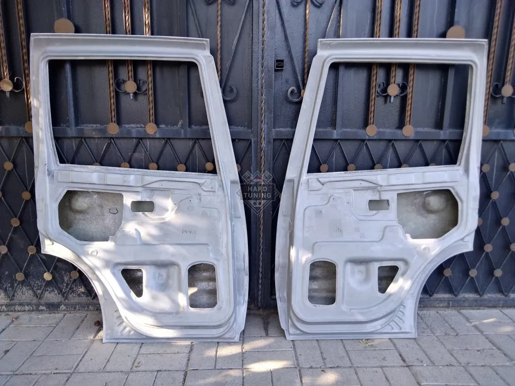 Стеклопластиковые задние двери Chevrolet Niva