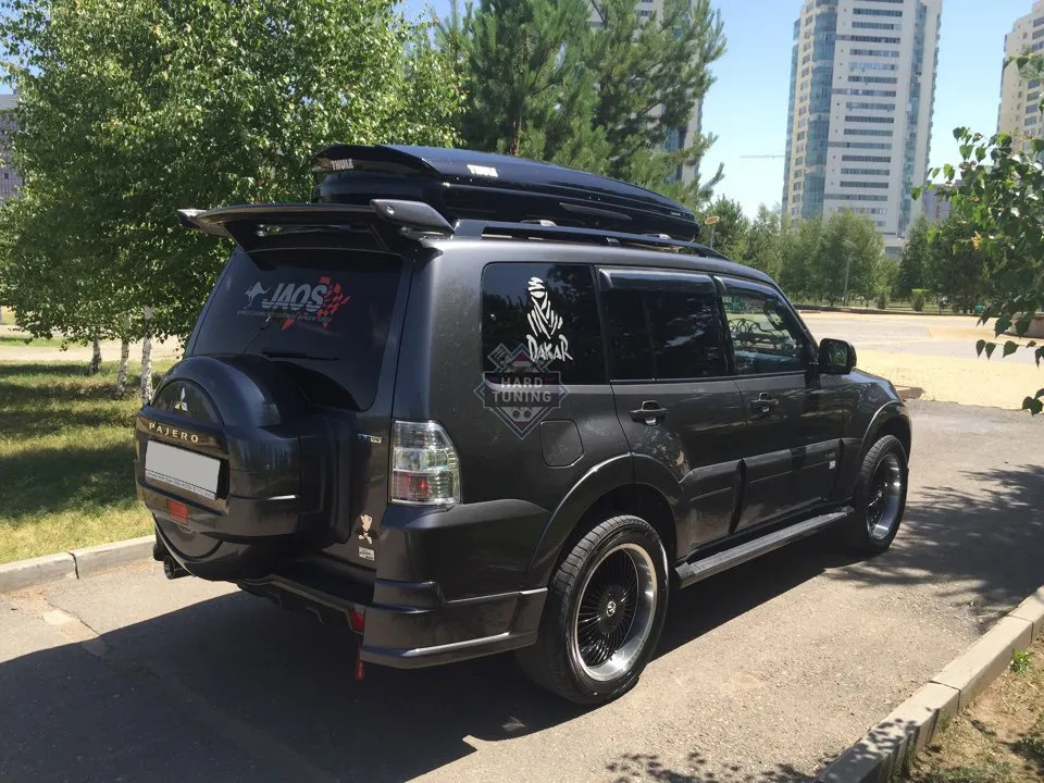 Боковые накладки-клыки на задний бампер JAOS Mitsubishi Pajero 4 (2006+)
