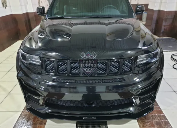 Передний бампер в сборе с решеткой радиатора SRT8 Jeep Grand Cherokee WK2