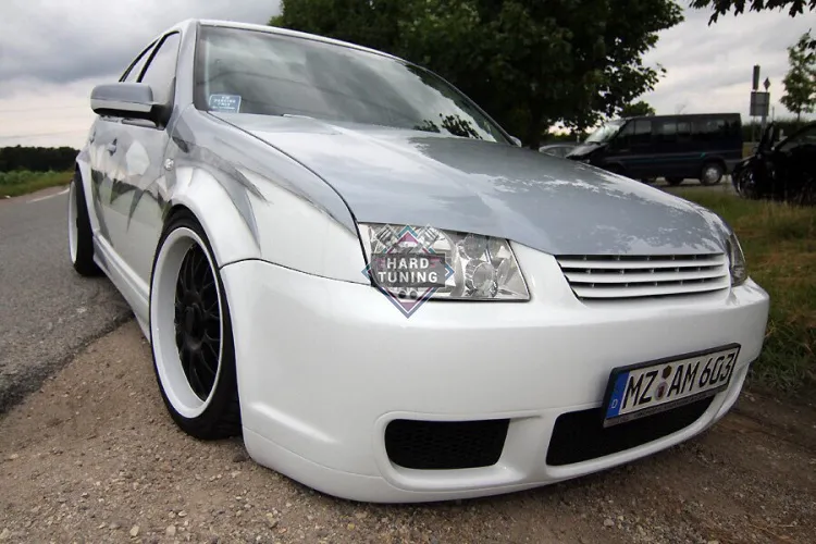 Передний бампер R32 Volkswagen Bora/Jetta 4