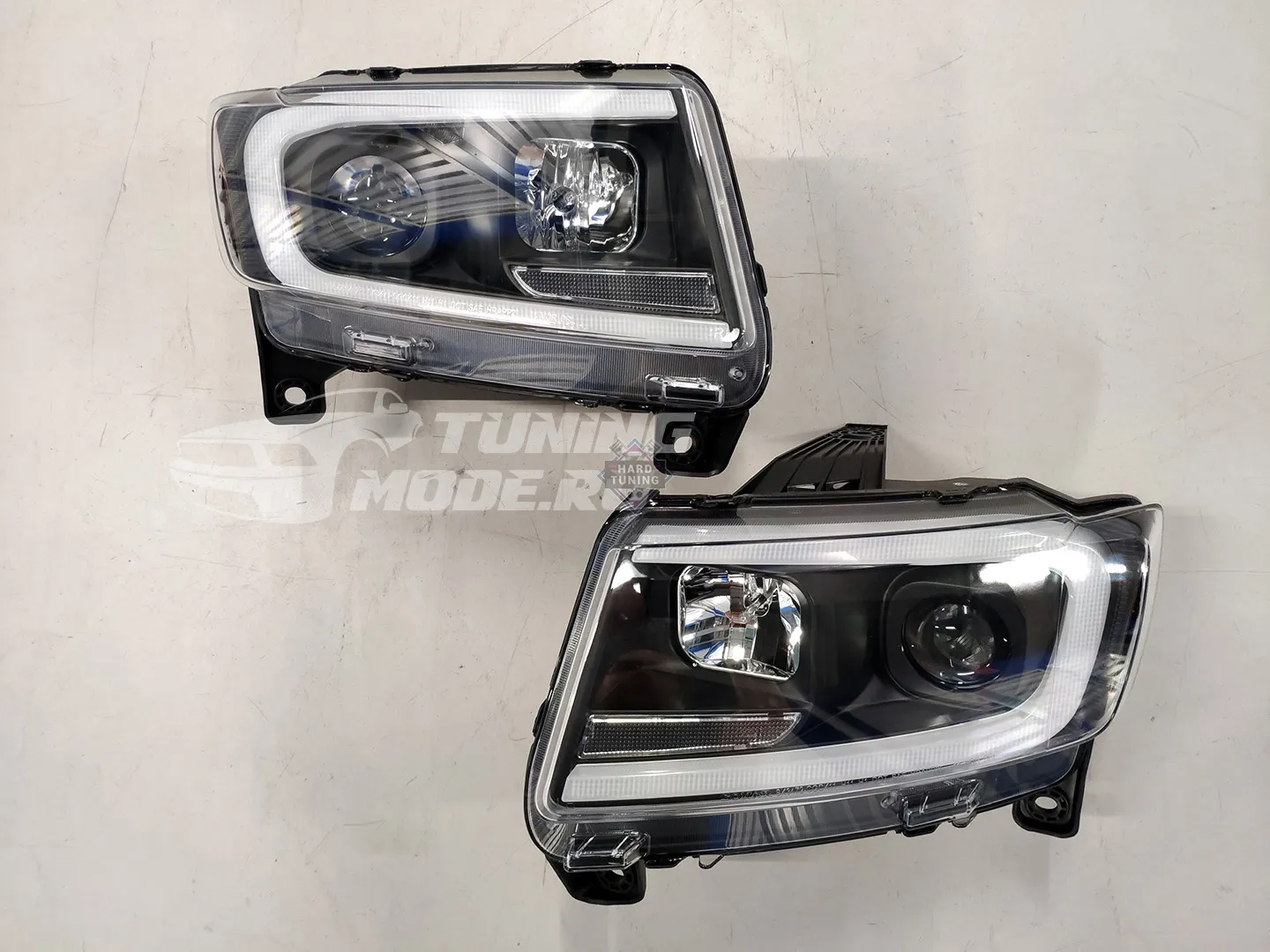 Передние фары Jeep Grand Cherokee (2011-2013) Tube Light SEQ черные