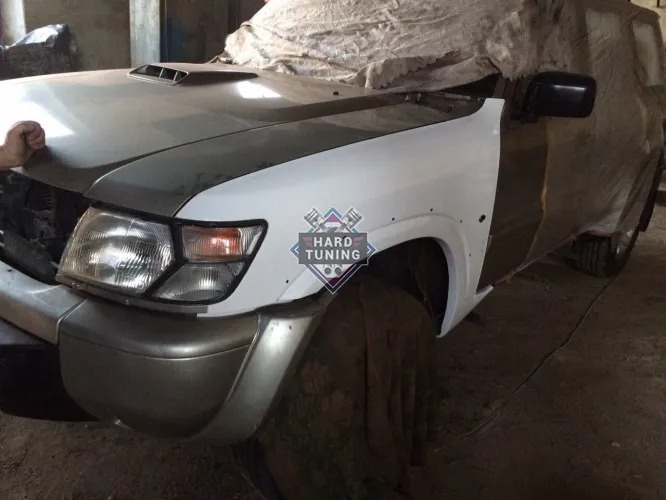 Передние крылья Nissan Patrol Y61 (1997-2004) штатные пластиковые комплект