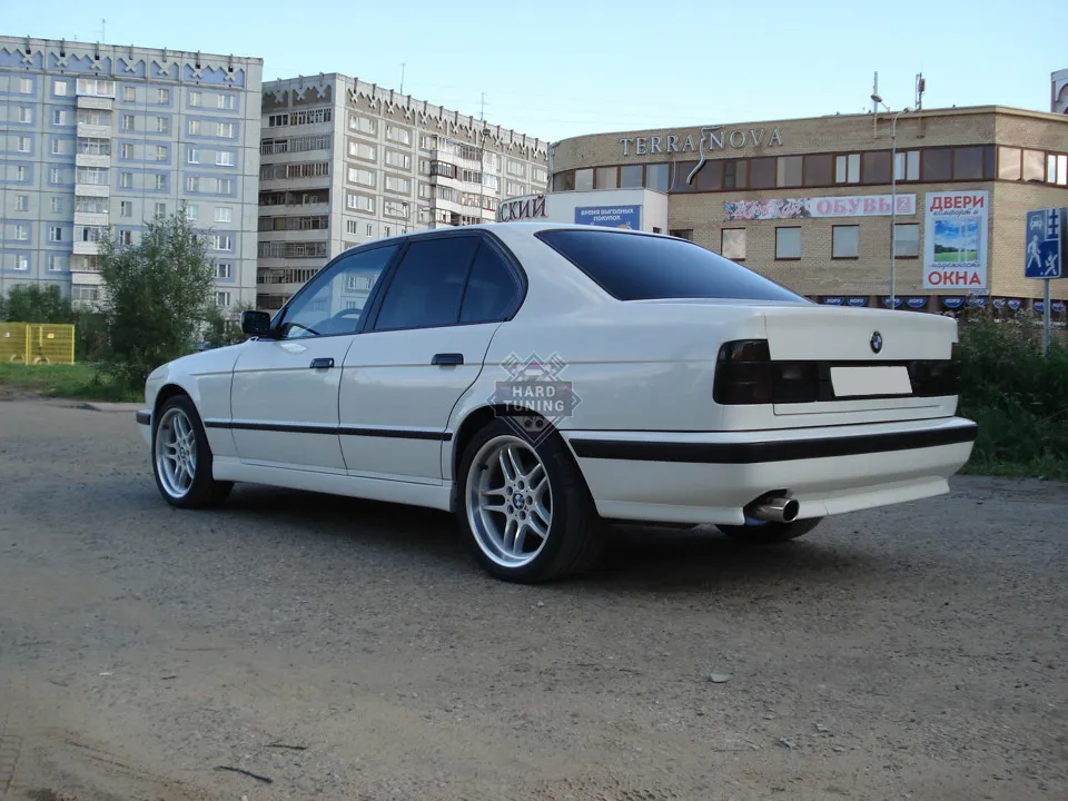 Задний бампер M-TECHNIK BMW E34 с заглушкой под фаркоп