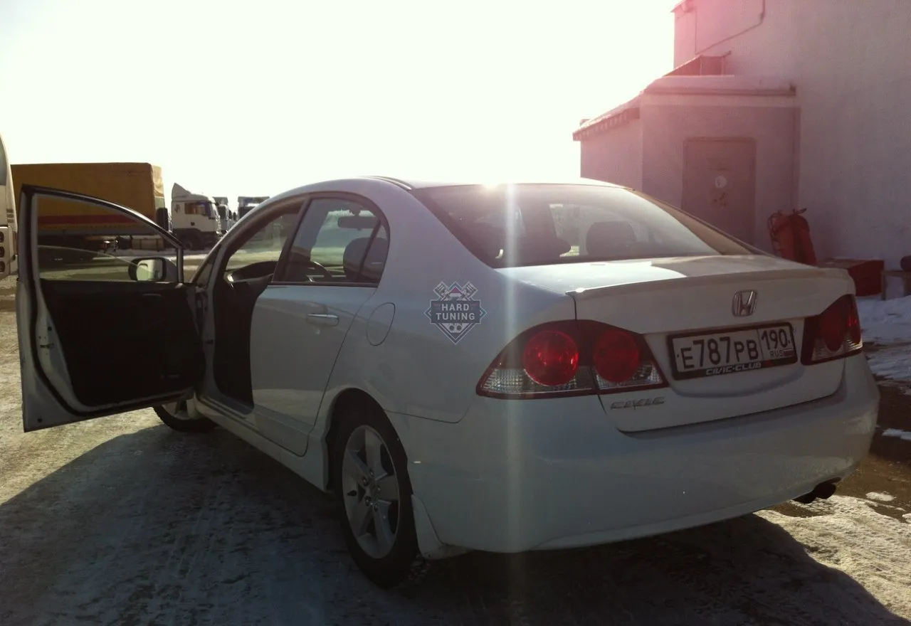 Спойлер лезвие Honda Civic 8 4D