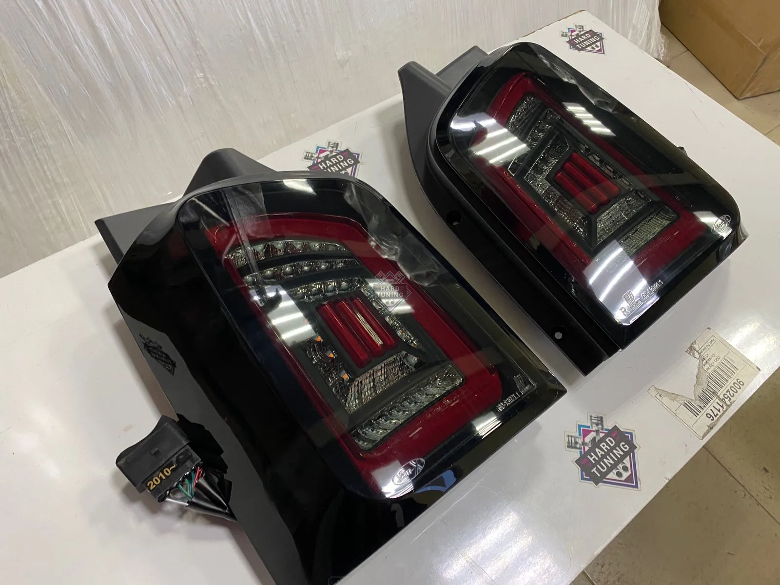 Задние фары VW T5 (2003-2009) / 2010-2015 LED BAR TAIL LIGHTS SMOKE fits черно-красные