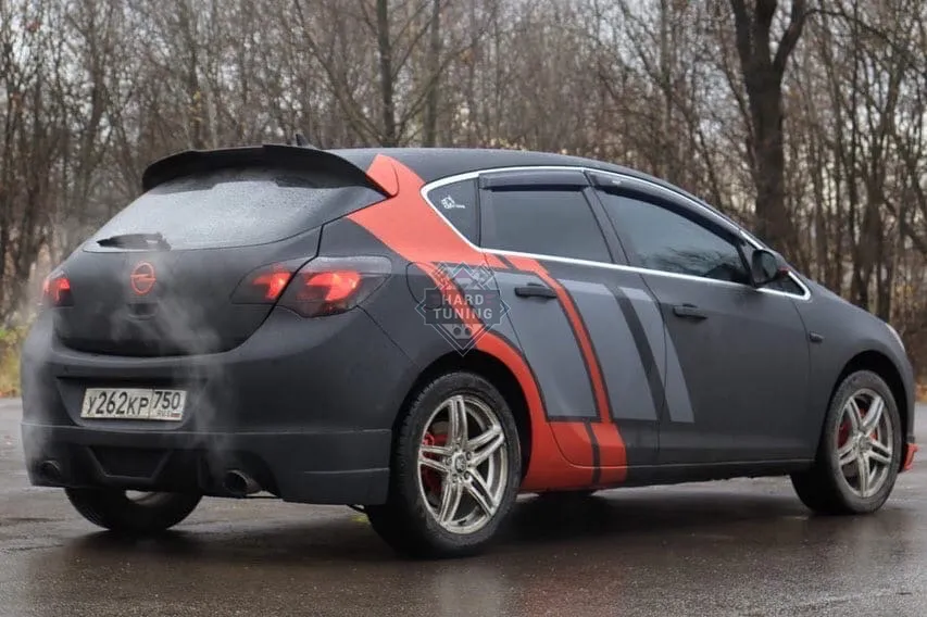 Накладка на задний бампер Opel Astra J хетчбек рестайл