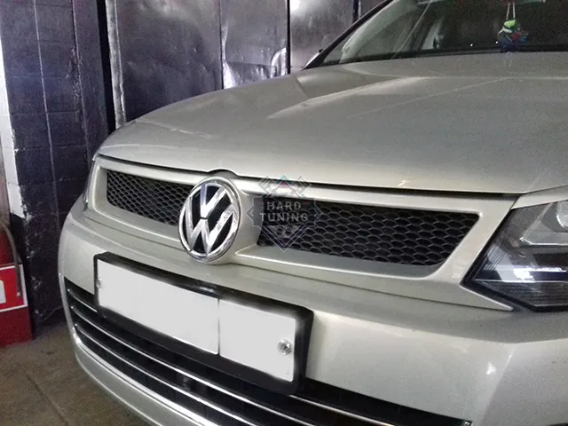 Решетка радиатора HT на Volkswagen Touareg NF