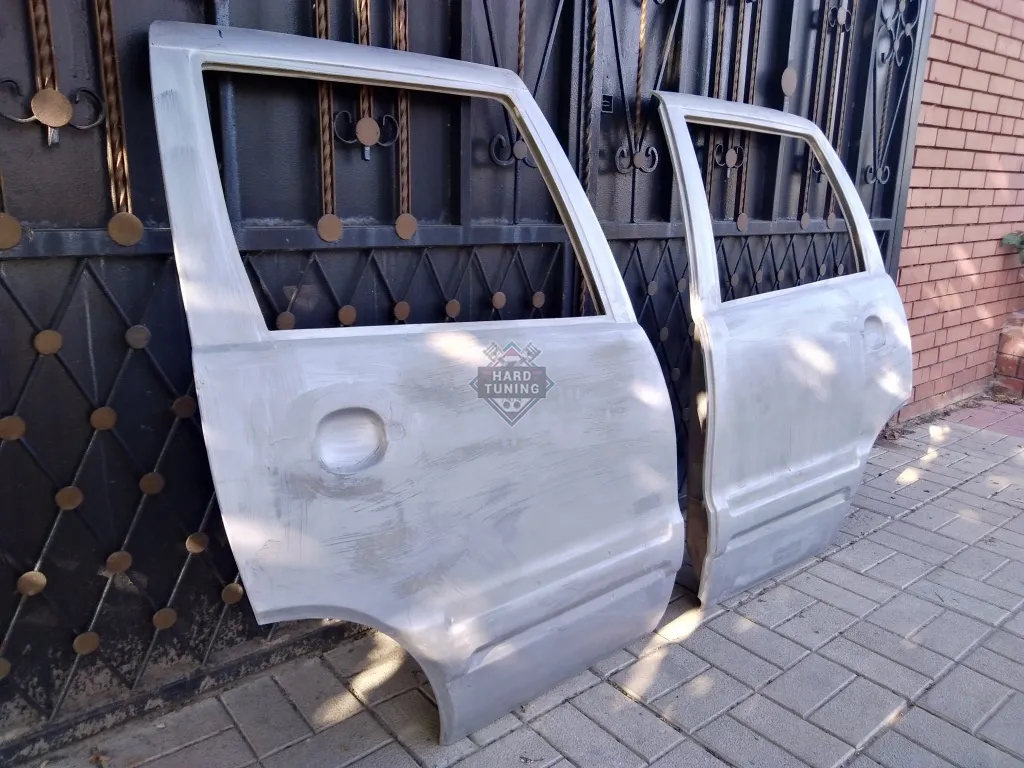 Стеклопластиковые задние двери Chevrolet Niva