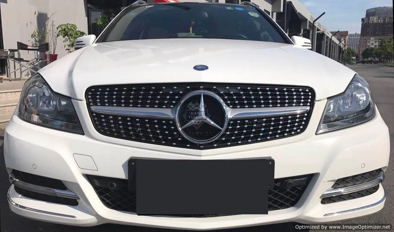 Решетка радиатора Мерседес W204 Mercedes Benz C-class W204 2006-2014 года Diamond, черная с хромированным молдингом.