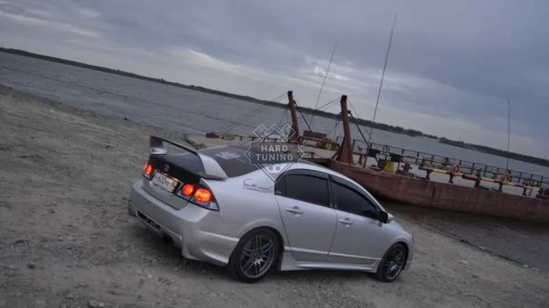 Задний бампер HYPER RACE Honda Civic 8 4D