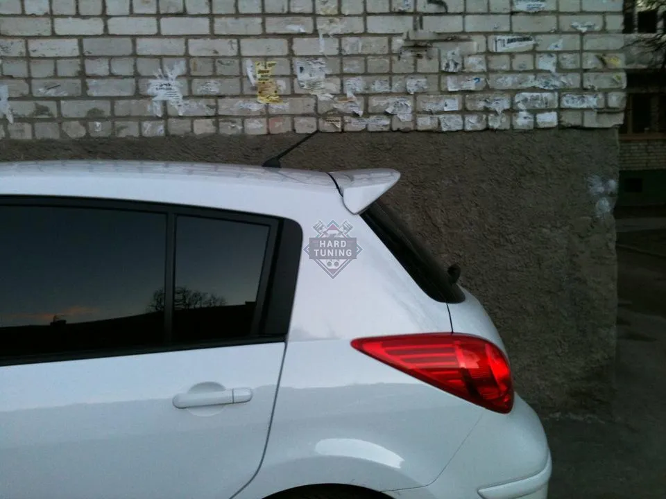 Спойлер на крышку багажника Nissan Tiida C11 хетчбек