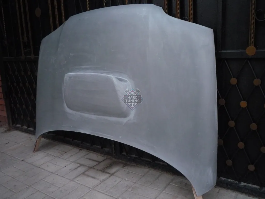 Стеклопластиковый капот с воздухозаборником Subaru style Chevrolet Niva