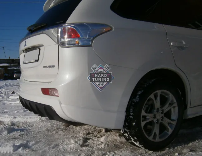 Накладка на задний бампер-диффузор с клыками Mitsubishi Outlander 3 (2012-2014)