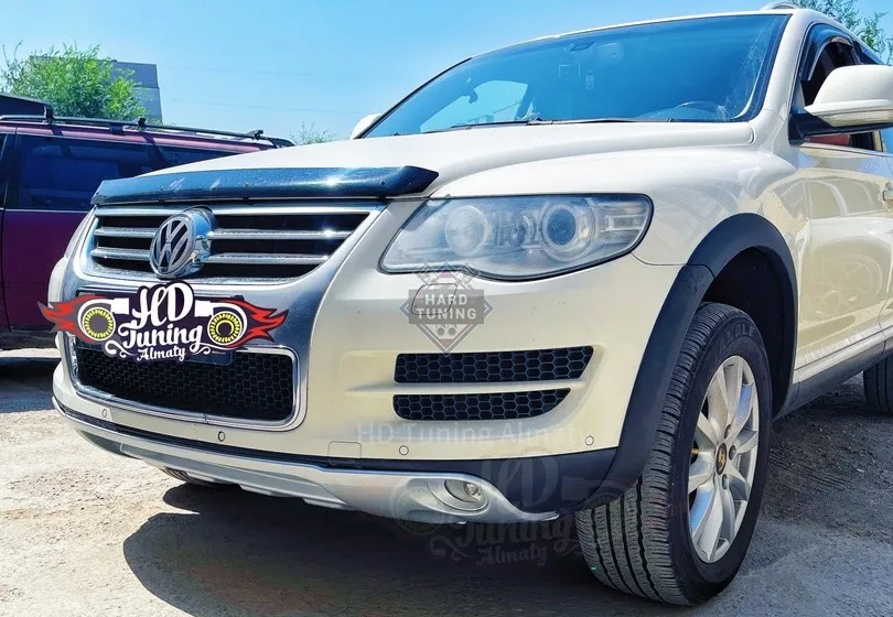 Накладка на передний бампер Volkswagen Touareg Рестайлинг стеклопластик