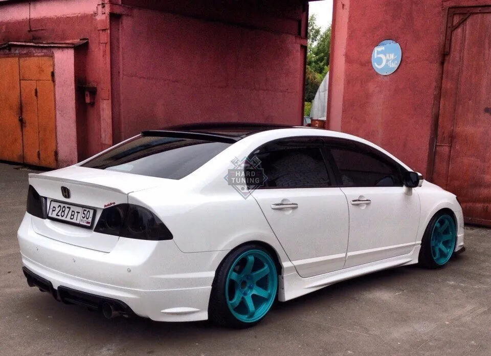Спойлер лезвие Honda Civic 8 4D