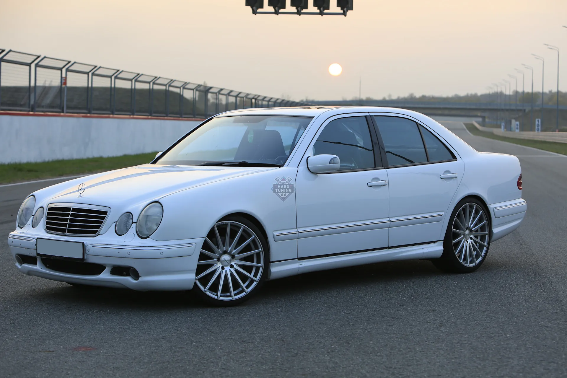 Передний бампер AMG 55 Mercedes E-Class W210 рестайлинг