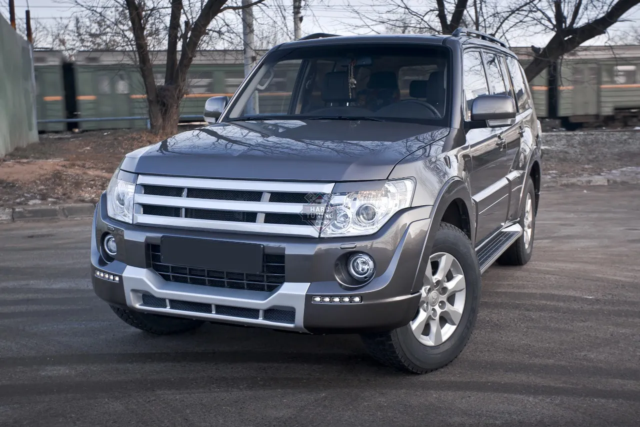 Накладки на фары на фары Mitsubishi Pajero 4 (2006-2015)