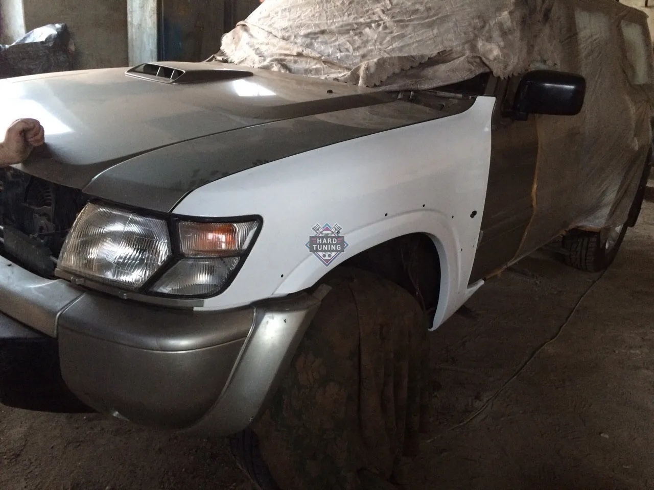Передние крылья Nissan Patrol Y61 (1997-2004) штатные пластиковые комплект