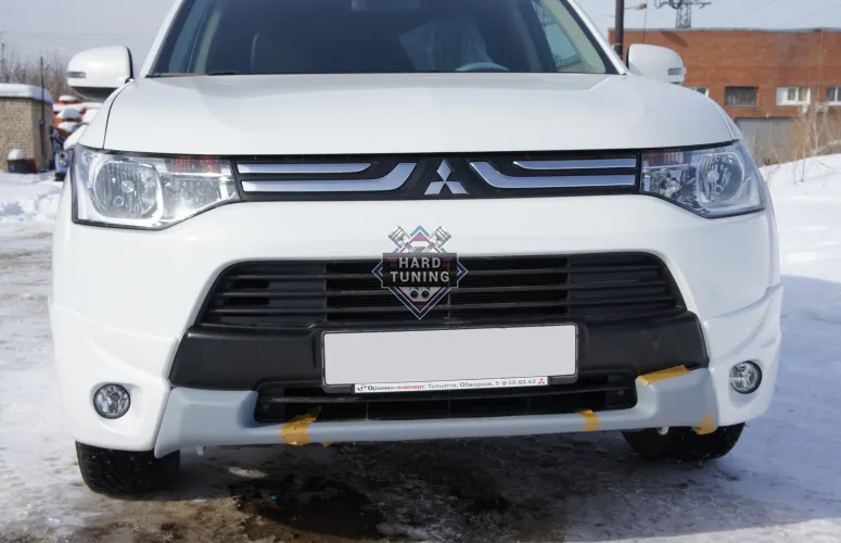 Центральная накладка на передний бампер Mitsubishi Outlander 3 (2012-2014)