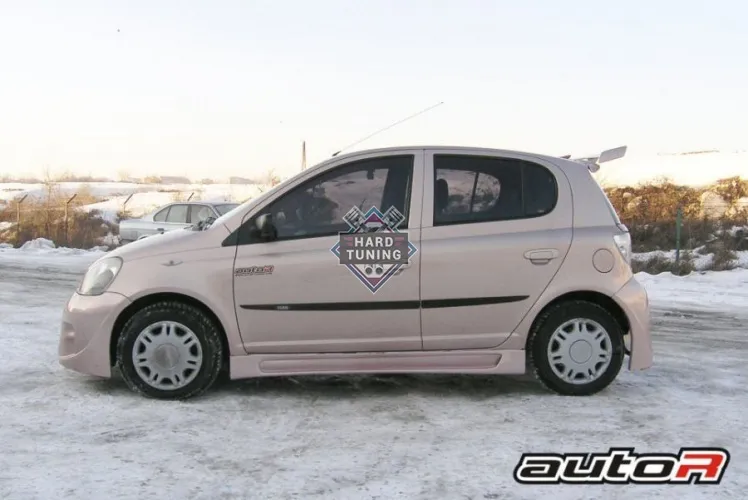 Накладки на пороги Auto R Toyota Yaris