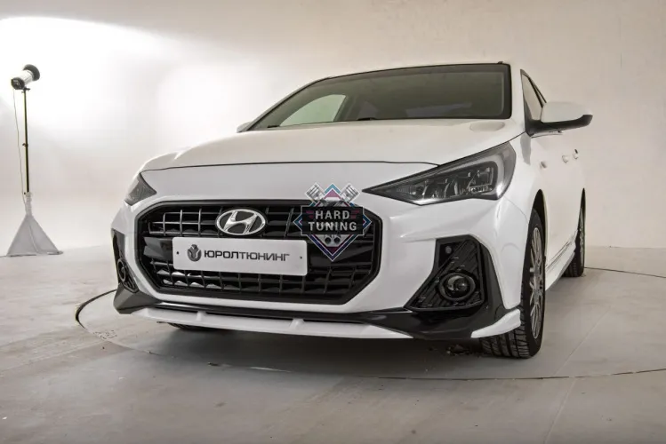 Передний бампер GRILL Hyundai Solaris 2 (2020-2022) рест под линзы / под рефлектор