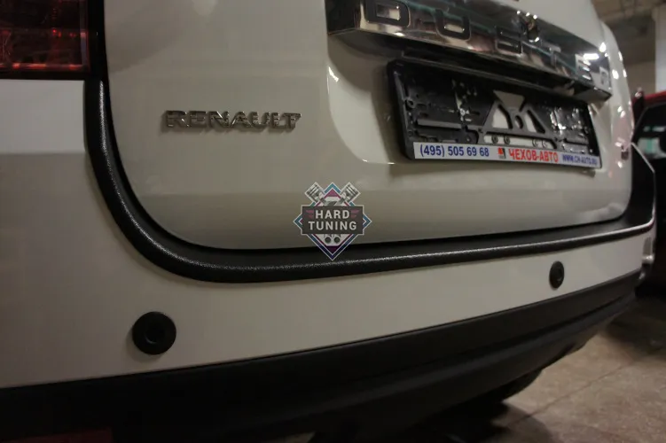 Накладка на задний бампер перед багажником широкая Renault Duster 2010-2015