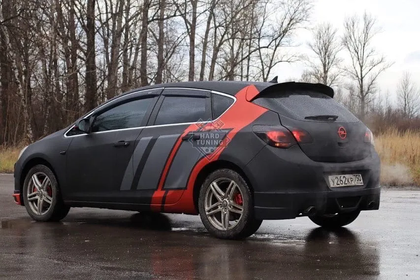 Накладка на задний бампер Opel Astra J хетчбек рестайл