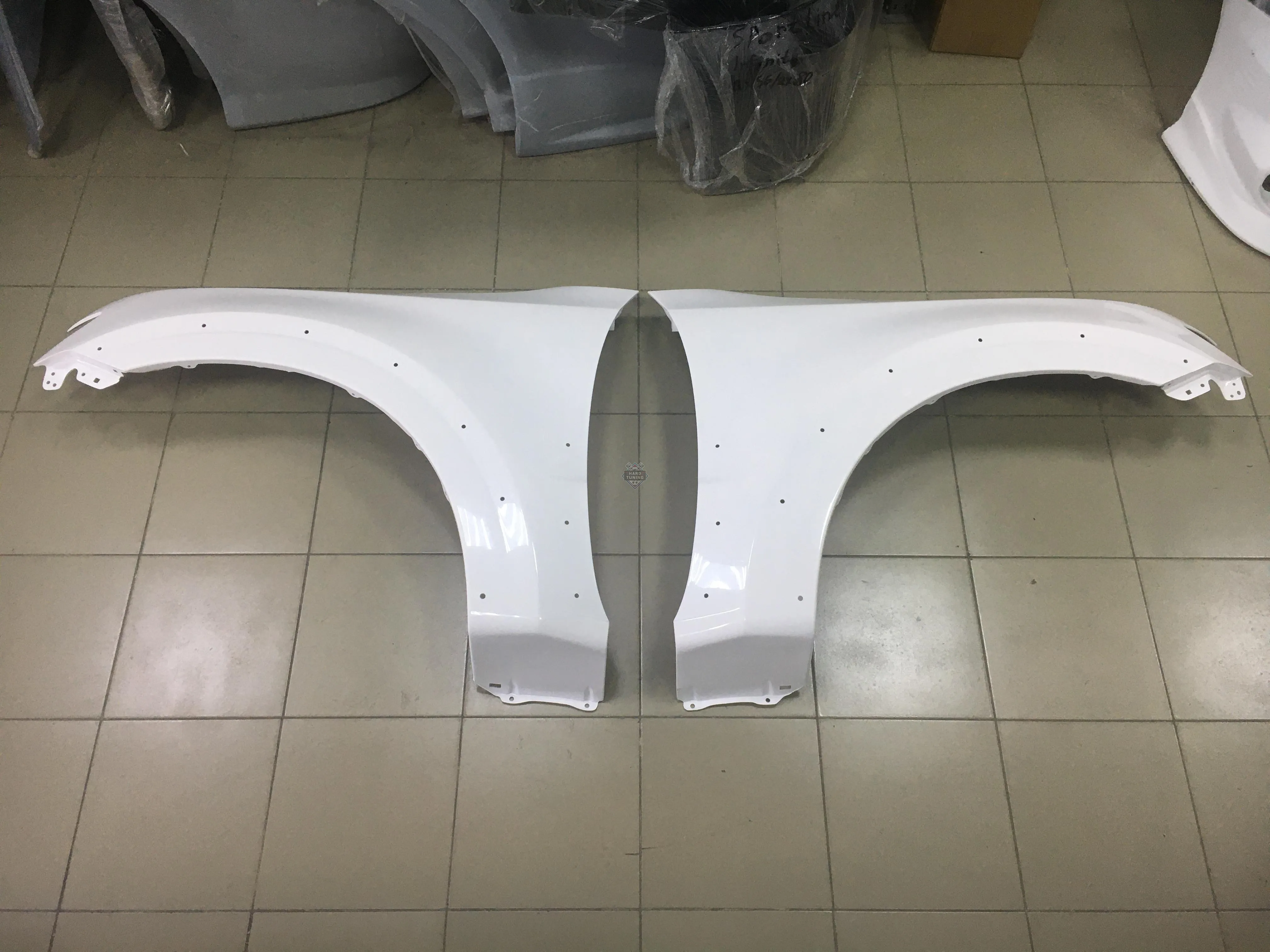 Передние крылья Mitsubishi Pajero 4 2006-2021 штатные пластиковые комплект