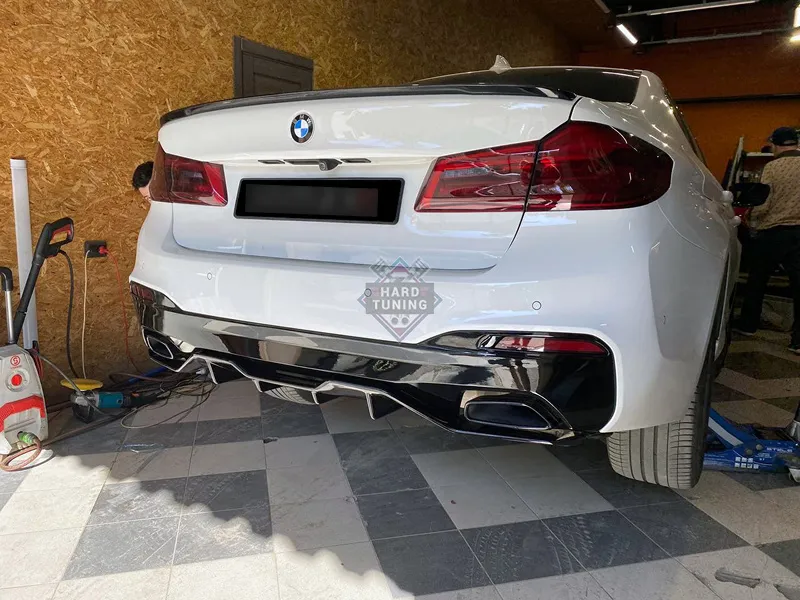 Диффузор заднего бампера BMW 5-series (G30). 4 клыка