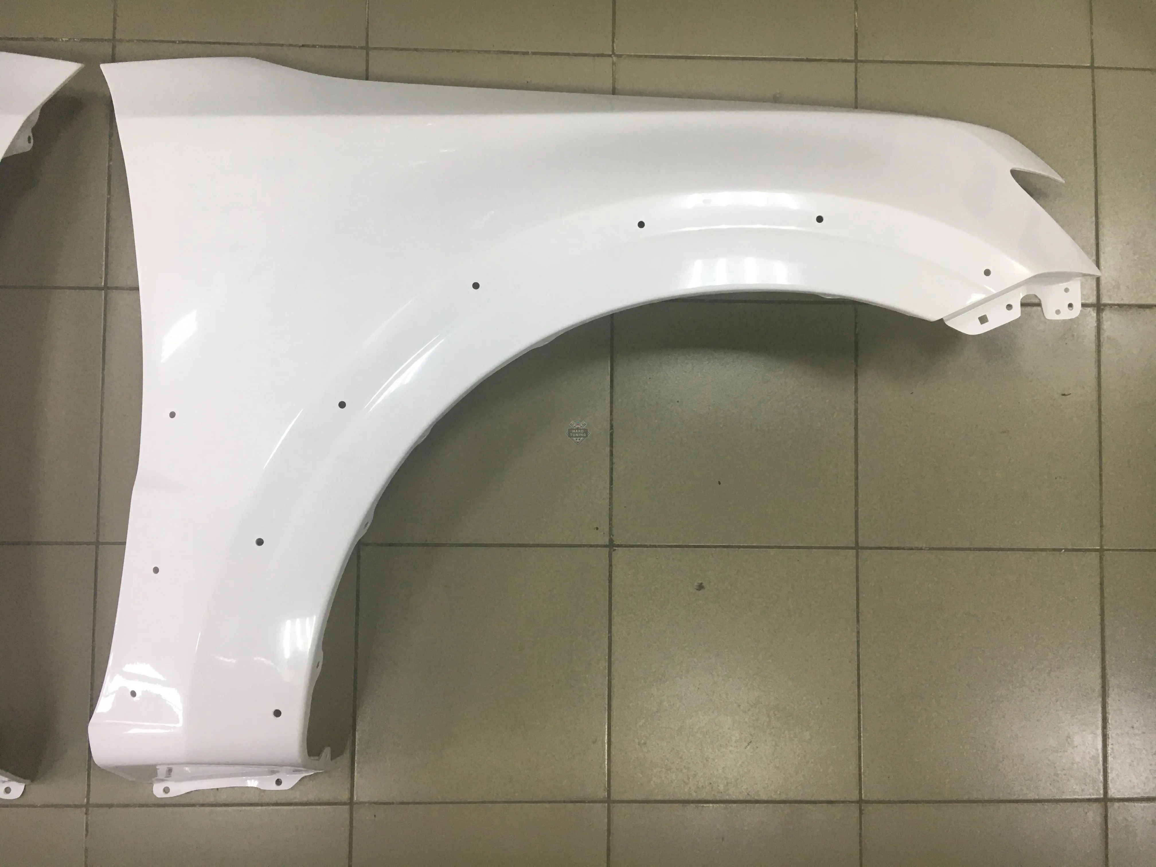 Передние крылья Mitsubishi Pajero 4 2006-2021 штатные пластиковые комплект