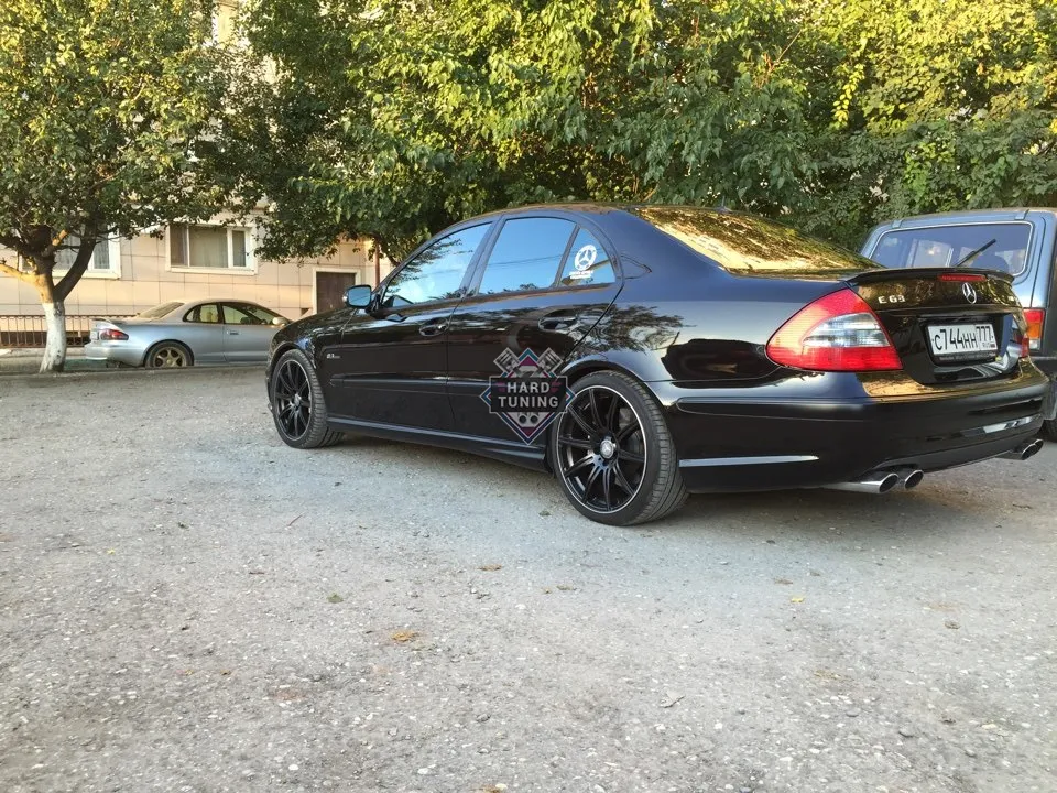 Накладки на пороги AMG 6.3 Mercedes W211