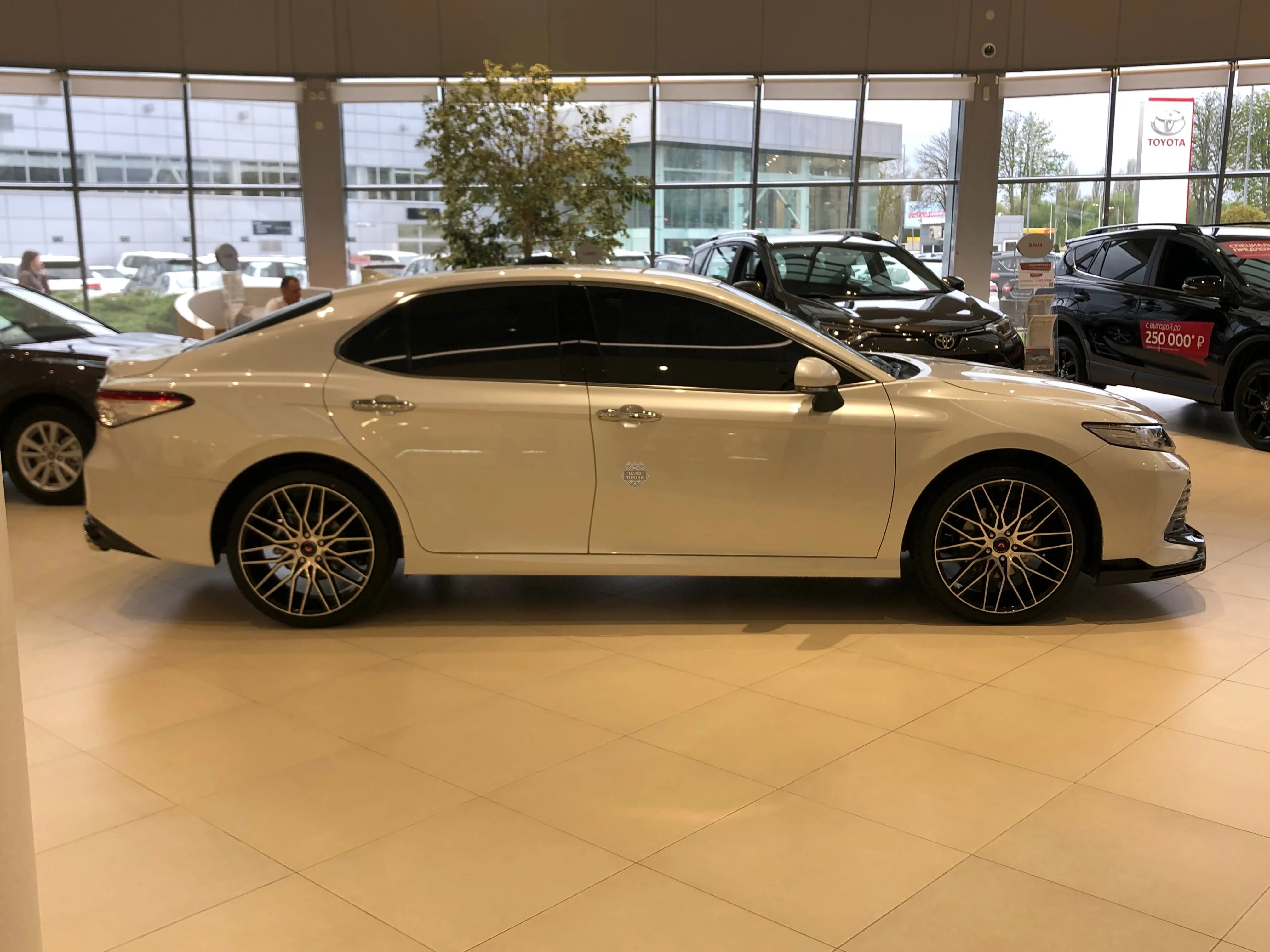 Накладка на задний бампер HEMMES Toyota Camry XV70