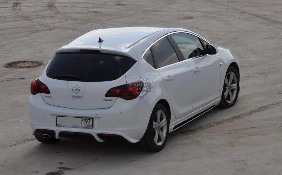 Накладка на задний бампер Opel Astra J