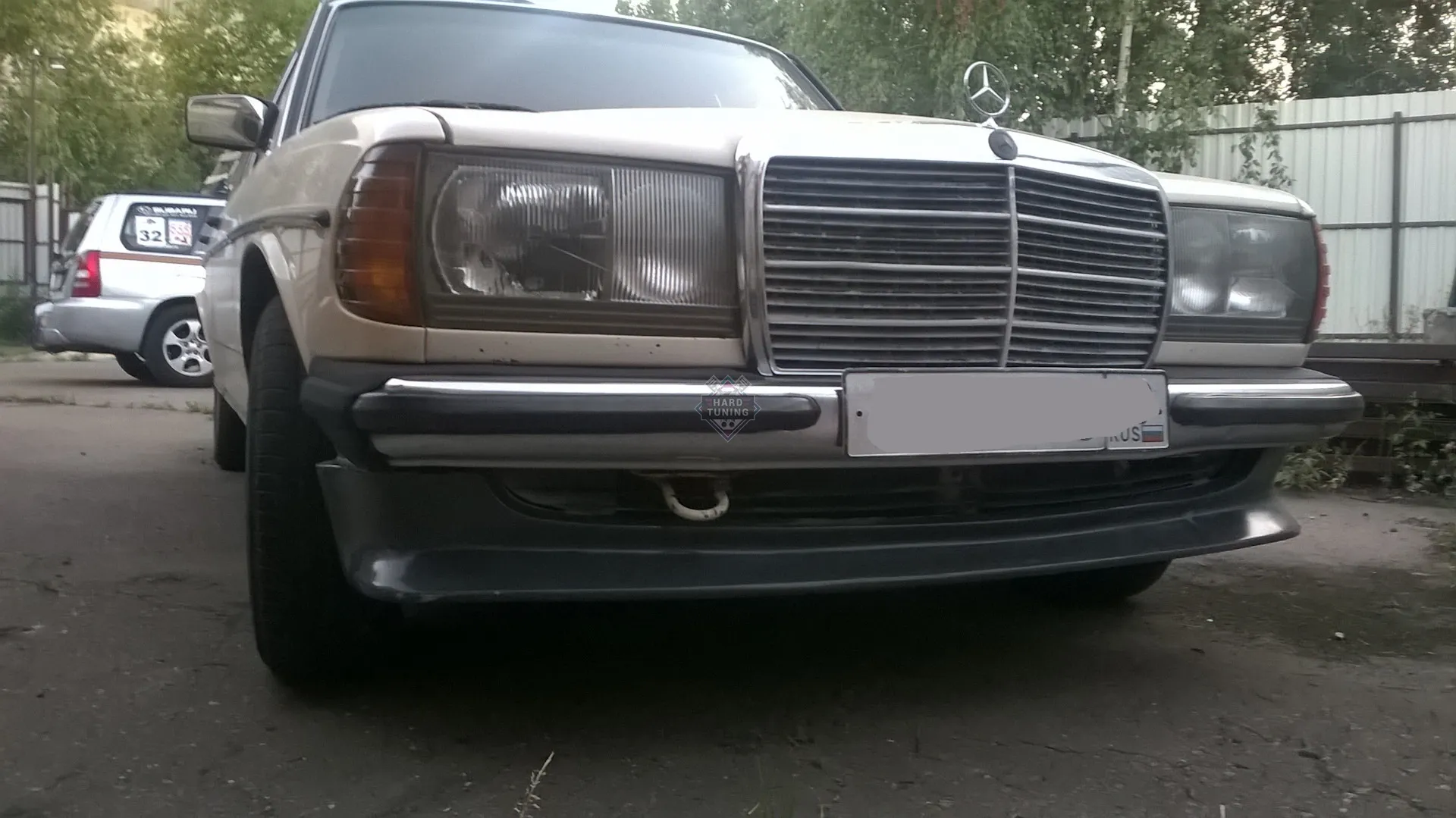 Накладка на передний бампер Zender Mercedes E-Class W123