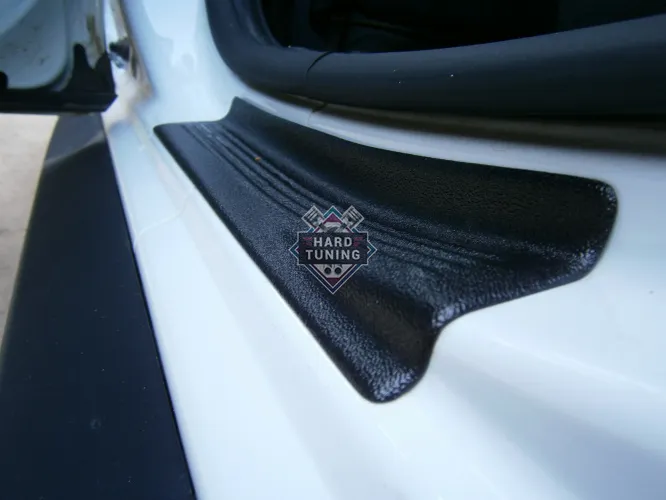 Накладки на внутренние пороги задних дверей Renault Duster 2010+