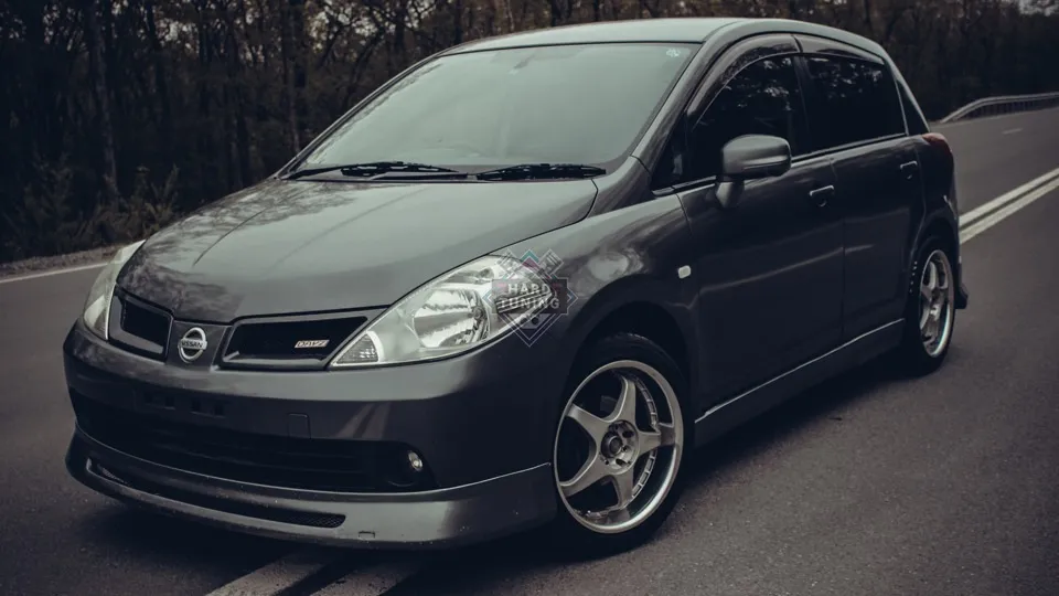 Решетка радиатора Nissan Tiida С11