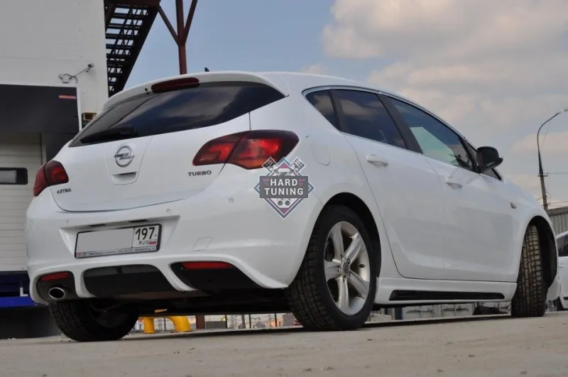 Накладка на задний бампер Opel Astra J