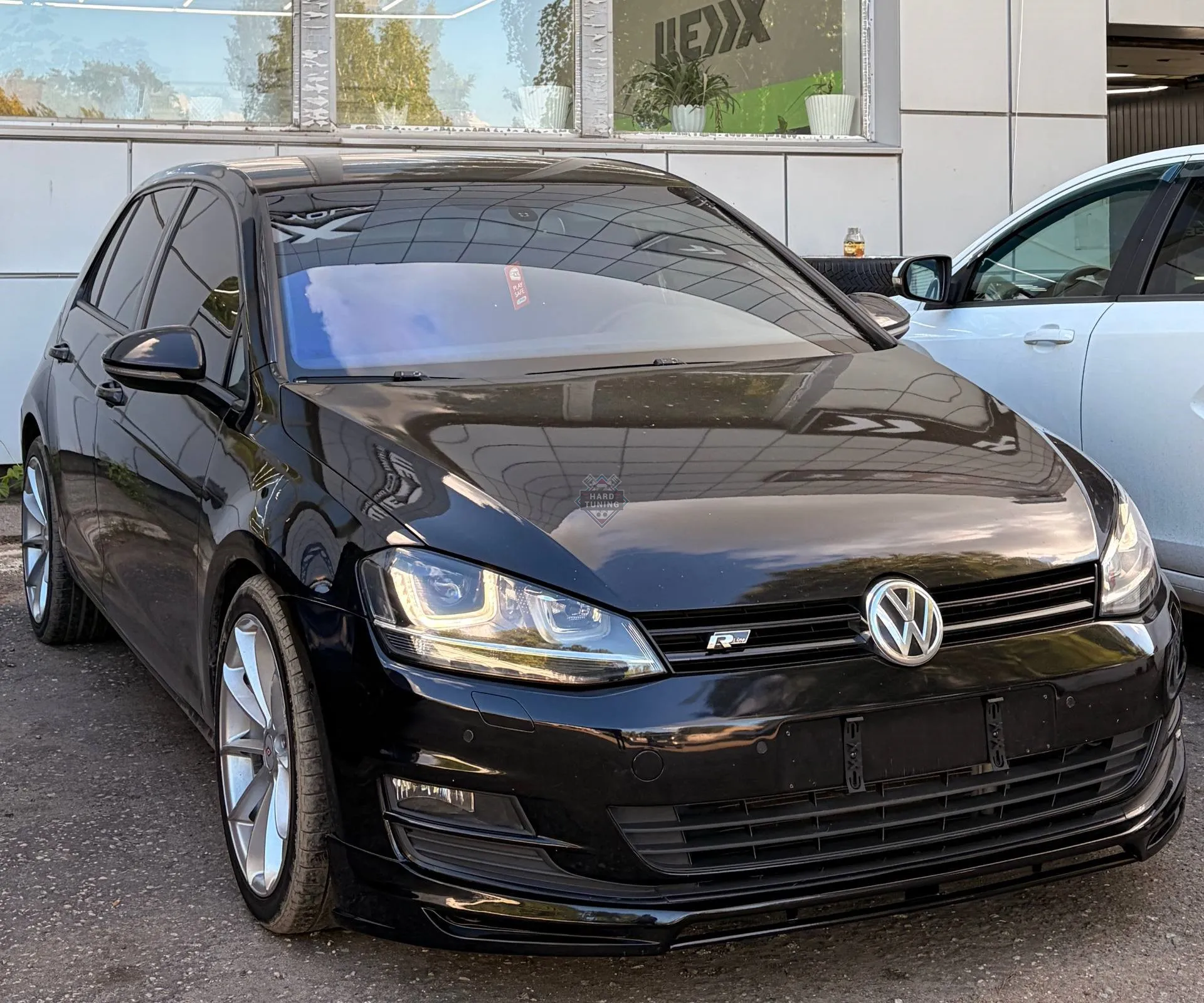 Накладка на передний бампер HT Volkswagen Golf MK7