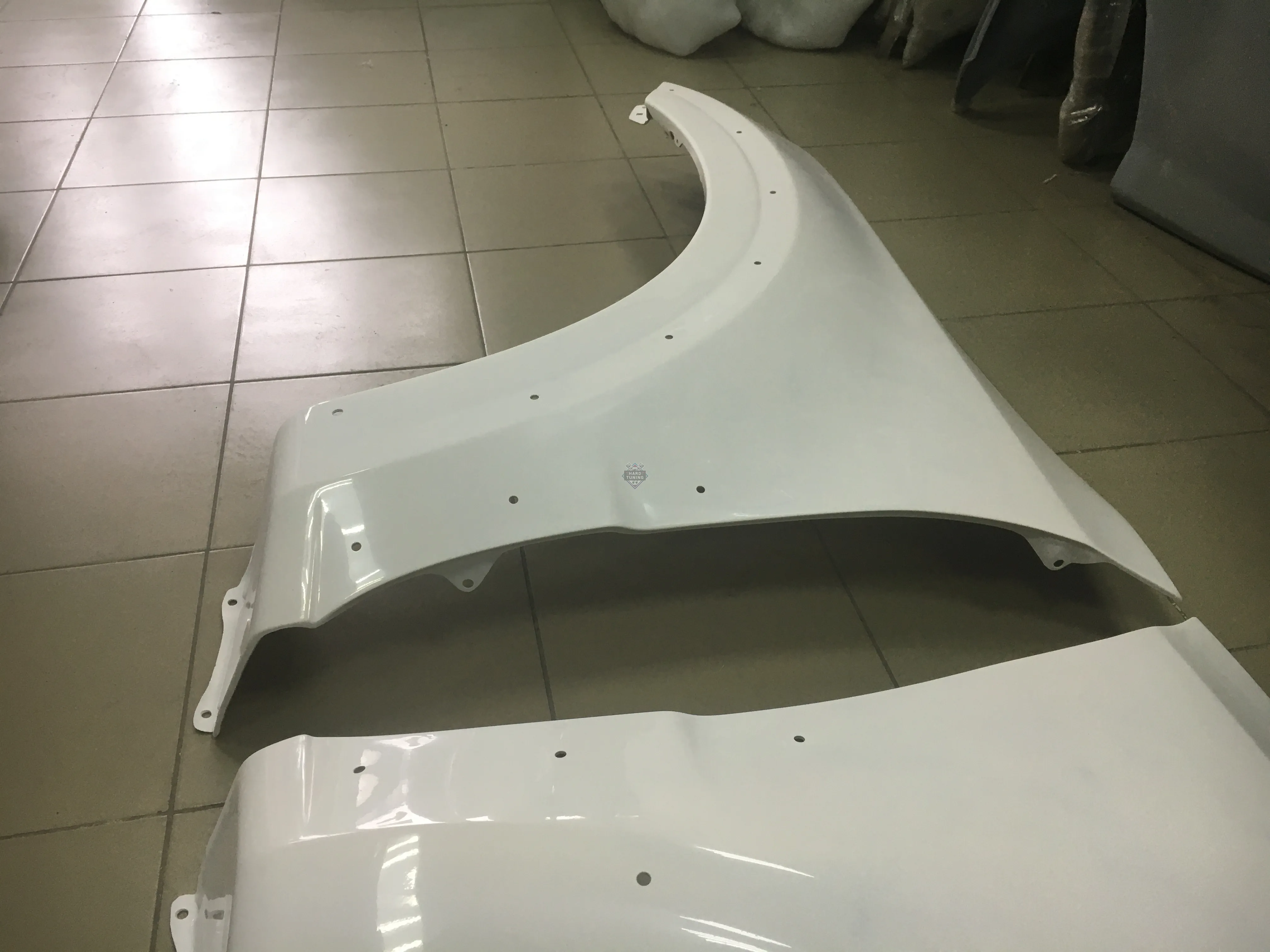 Передние крылья Mitsubishi Pajero 4 2006-2021 штатные пластиковые комплект