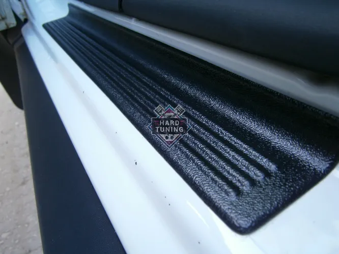 Накладки на внутренние пороги передних дверей Renault Duster 2010+
