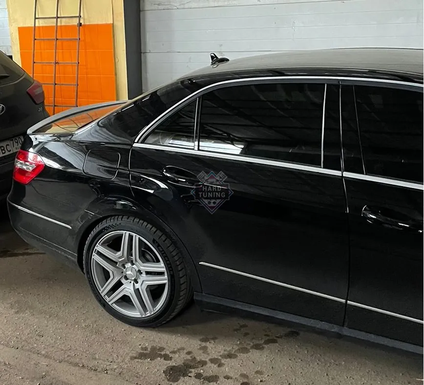 Спойлер лезвие (по середине угол) Mercedes E-Class W212